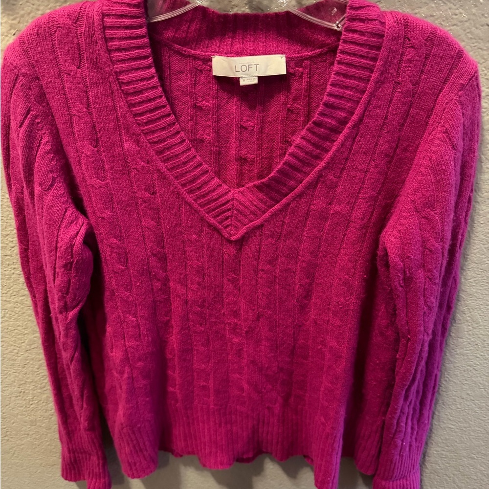 Ann Taylor LOFT Wool-Blend Cable Knit V-Neck Sweater – Size M EUC